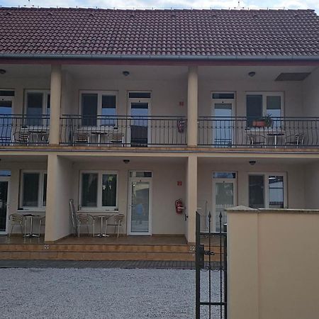 Apartmanovy Dom Flora Velky Meder Luaran gambar