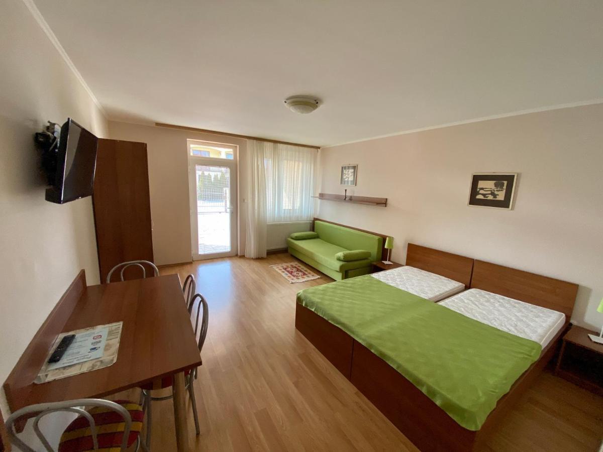 Apartmanovy Dom Flora Velky Meder Luaran gambar