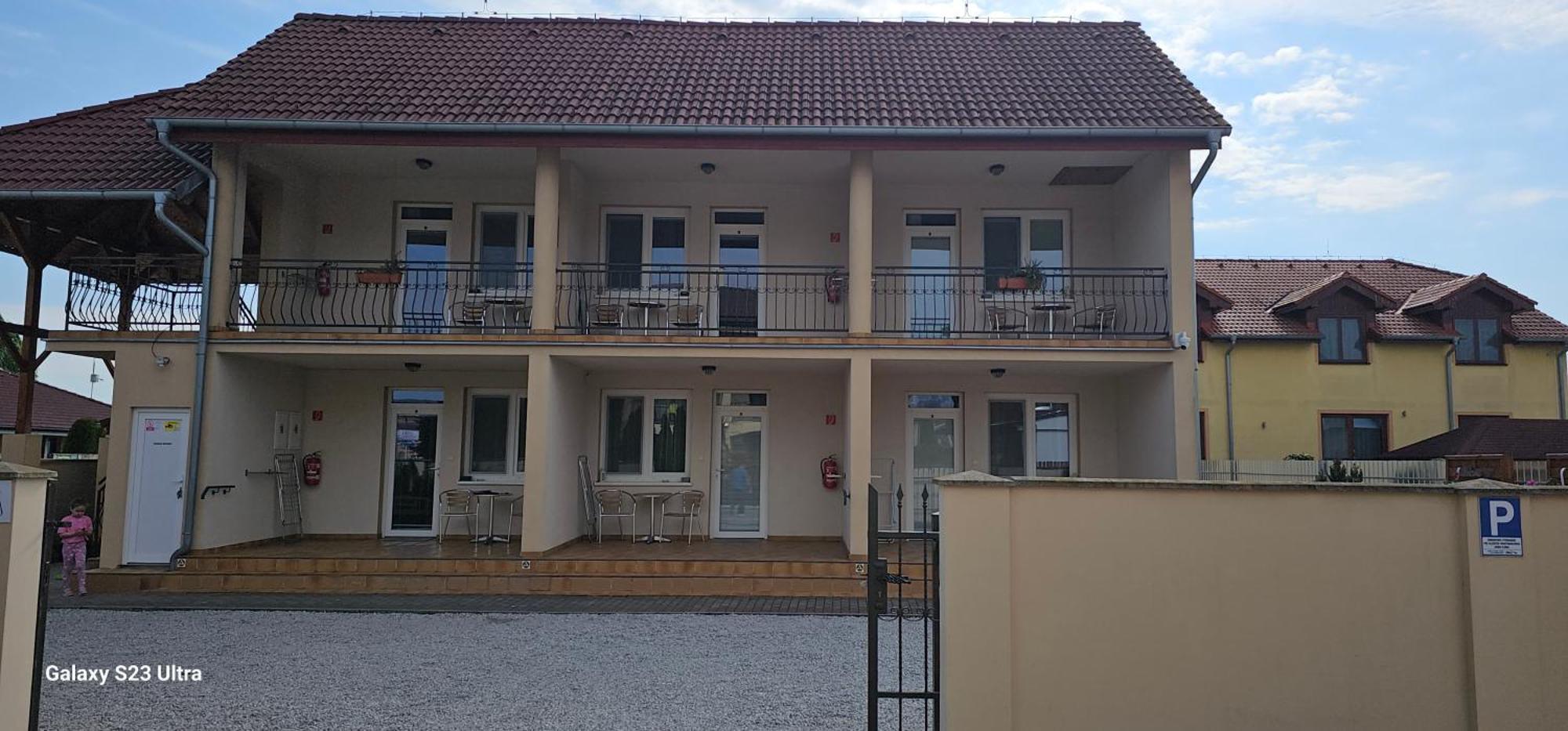 Apartmanovy Dom Flora Velky Meder Luaran gambar